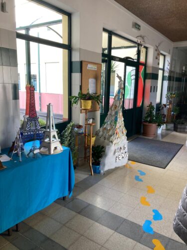 A árvore ficou exposta na entrada principal da escola no dia 12 de dezembro, dia em que se realizou a festa de Natal da nossa escola. Por esta entrada, entram e saem alunos e restante comunidade educativa.