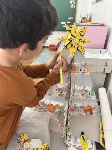 Pintura do interior das embalagens com caneta amarela