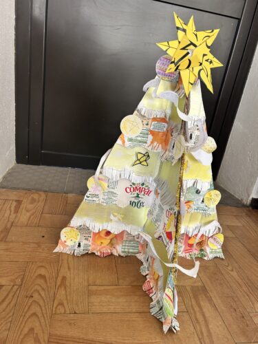 árvore de natal no local de receção dos alunos