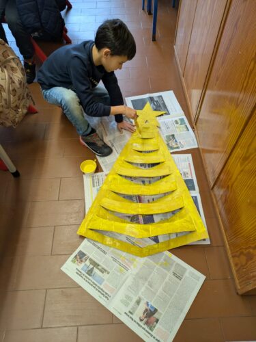 Pintura do cartão, da árvore, com cor amarela.