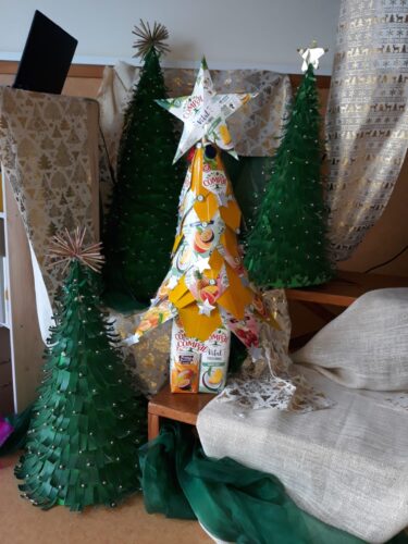 Árvore que integrou a decoração de Natal; Juntando a árvore de Natal amarelo ao verde das outras árvores que indicam a renovação.