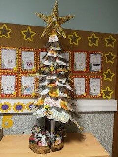 A Árvore de Natal no espaço da escola