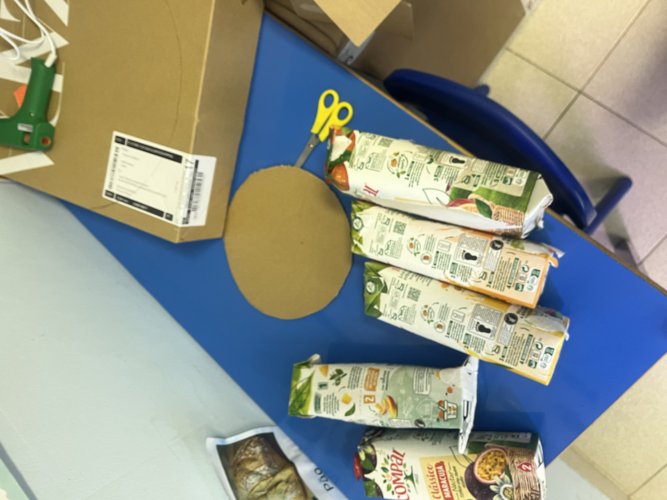 Construção da árvore de Natal sustentável com embalagens Tetra Pack da Campal.