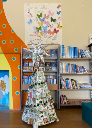 A Árvore de Natal foi colocada na Biblioteca Raúl Brandão, biblioteca escolar da EB 1 de Ferrel.