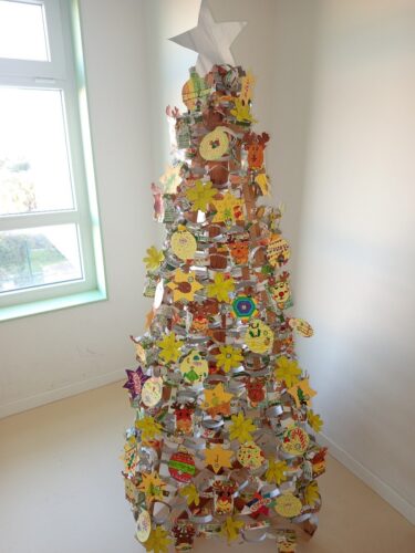 A Árvore de Natal no espaço da escola