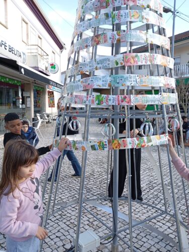 Árvore em construção por todos os alunos da escola.