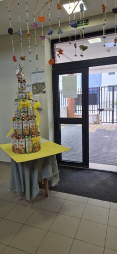 Árvore de Natal na entrada na escola