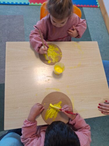 Os alunos do Jardim de Infância pintaram os vários círculos com tinta Tempera amarela.