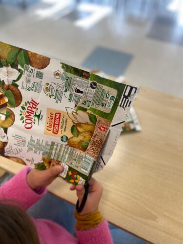 Os alunos fizeram os recortes dos círculos de vários tamanhos.