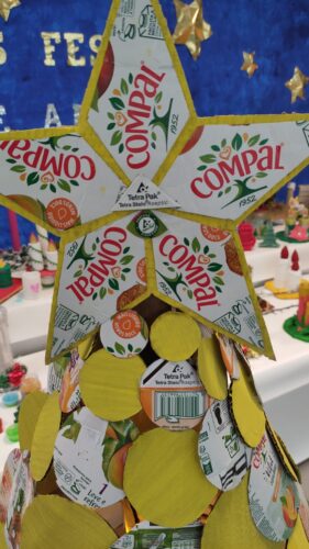 A elaboração da estrela surgiu do conjunto de várias sugestões dos alunos mais velhos onde ficou evidenciado os símbolos Tetra Pak e Compal.