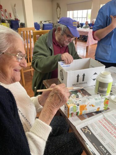 Técnica do jornal e cola branca.