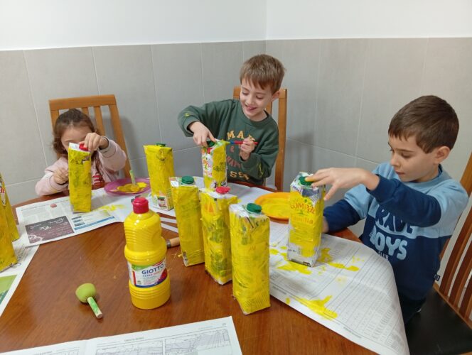 Pintura das embalagens, após utilização da técnica do jornal com cola branca.