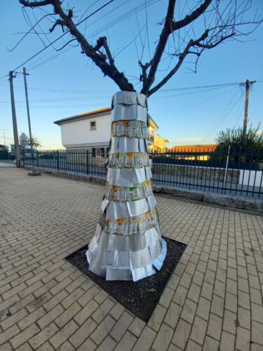 Árvore revestida - árvore revestida com embalagens Tetra Pak (leite e sumo Compal) dispostas em camadas, dando o efeito das camadas e agulhas do pinheiro.