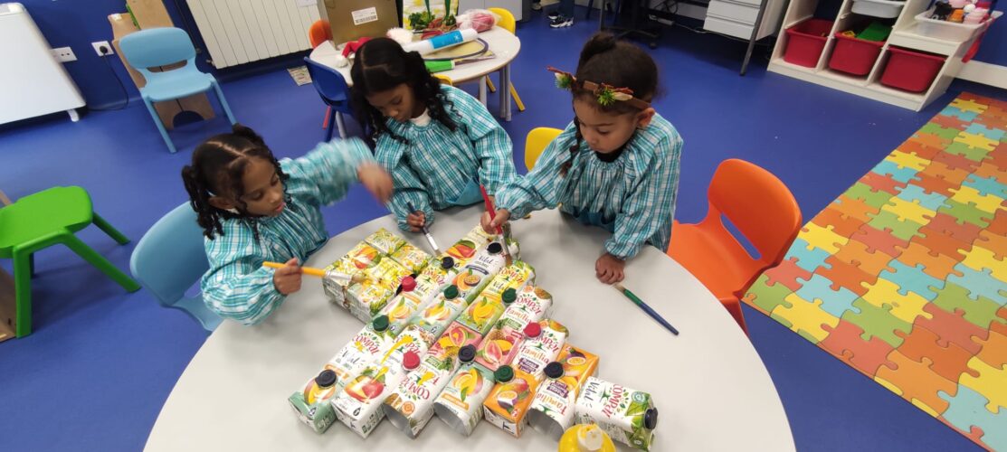 Pintura da estrutura da árvore de cor amarela;