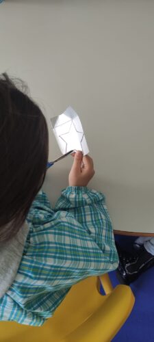 Recorte de um molde de estrela desenhado em embalagens compal;