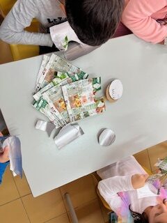 As crianças do 1º ciclo recortaram círculos de vários tamanhos, desenhados nas embalagens da Compal.