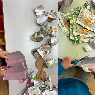 Participação ativa das crianças na elaboração de bolas de Natal a 3 dimensões, com embalagens Tetra Pak da marca Compal.