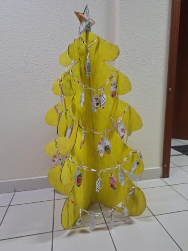 3-Árvore de Natal no espaço escola.- Em grupo, foi escolhido o espaço da entrada da escola, para apelar à comunidade escolar para uma separação cuidadosa e necessária para o bom ambiente, e consequentemente para o bem-estar social.