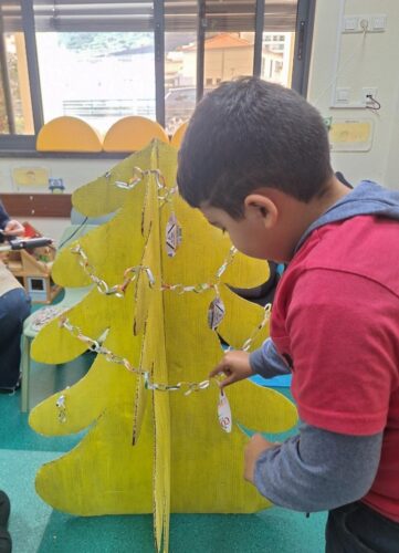 Trabalho final- A árvore foi pintada com a ajuda das crianças. A decoração foi decidida após votação de grupo, tendo ficado decidido, uma estrela, luzes e uma corrente, tudo feito com os pacotes de sumo.