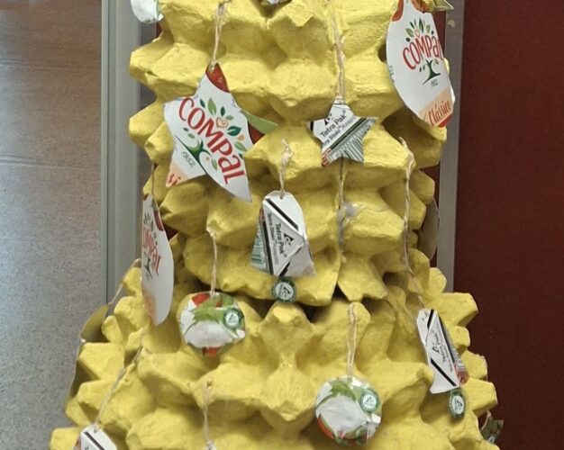 Pormenor da Árvore de Natal onde se pode ver os símbolos Tetra Pak e Compal