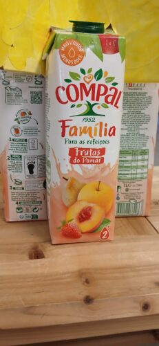 Construção da basa da árvores com 5pacotes da Compal, em cruz, com cola quente.