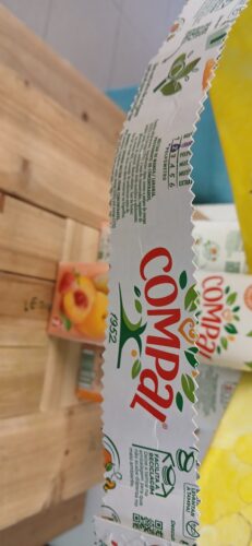 Construção e recorte de fitas e bolas para a árvores de Natal, através de pacotes da Compal.