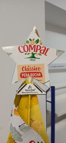 Símbolos da Tetra PAk e da Compal em várias partes da árvore de Natal