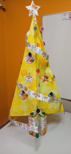 Árvore de Natal na escola, na biblioteca escolar, que também funciona como sala de apoios.