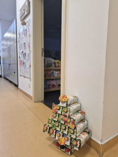 A Árvore de Natal construída com embalagens da Compal foi colocada no espaço da escola, num local de destaque onde pudesse ser apreciada por toda a comunidade educativa. A sua posição, em frente da sala do 1.º ano, permitiu que os alunos observassem diari