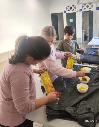 Pintura com tinta ecológica amarela as embalagens de Compal.