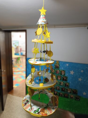 A Árvore de Natal terminada e pendurada.