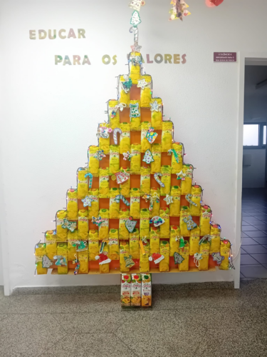 Árvore de Natal no hall de entrada da escola.