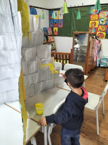 A árvore construída e o início da pintura de amarelo