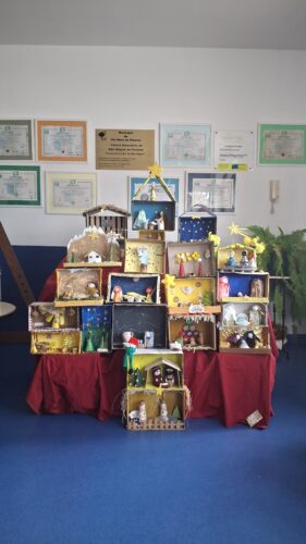 Árvore concluída<br/>É uma árvore original construída a partir dos vários presépios que os alunos realizaram com a colaboração dos pais.