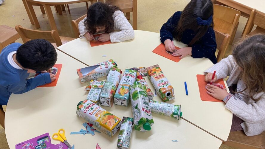 Adoramos picotar<br/>Com o pico de picotagem picotámos várias imagens dos pacotes Tetra Pak, da marca Compal.<br/>Material: embalagens Tetra Pak da marca Compal e pico de picotar.