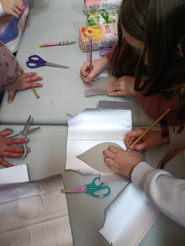 Transformamos embalagens<br/>Desenhámos nos pacotes com o auxílio de moldes e, em seguida, recortámos as várias formas que utilizámos na nossa árvore.<br/>Material: embalagens Tetra Pak da marca Compal, lápis, tesoura, moldes.