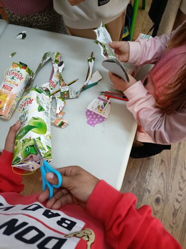 Reconstruímos embalagens<br/>Recortámos e decorámos embalagens Tetra Pak da marca Compal, reutilizando materiais de forma criativa.