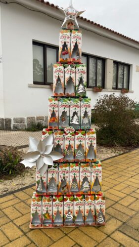 Apresentamos a nossa Árvore<br/>Depois de desenhar, recortar, colar e montar a nossa Árvore com embalagens Tetra Pak, da marca Compal, decidimos colocá-la num espaço em que toda a comunidade educativa a possa ver e apreciar a criatividade e a dedicação.