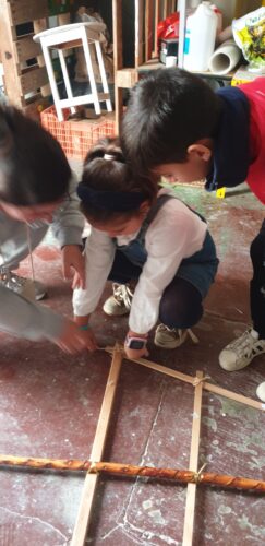 Montagem da estrutura de madeira da árvore.