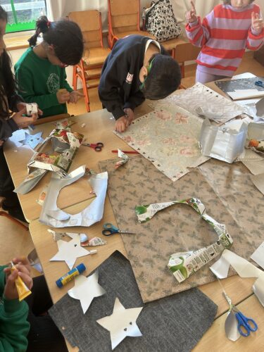 Realização dos enfeites para a árvore Natal