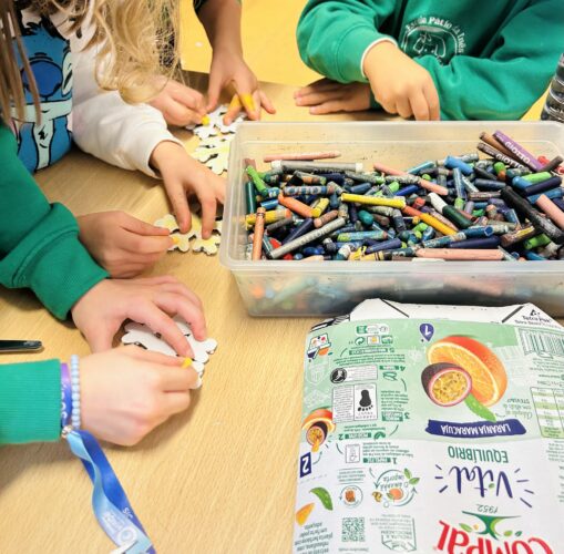 Realização dos enfeites para a árvore - utilização de embalagens Compal visível