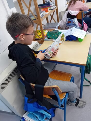 Recorte da embalagem: Aluno a recortar a embalagem.