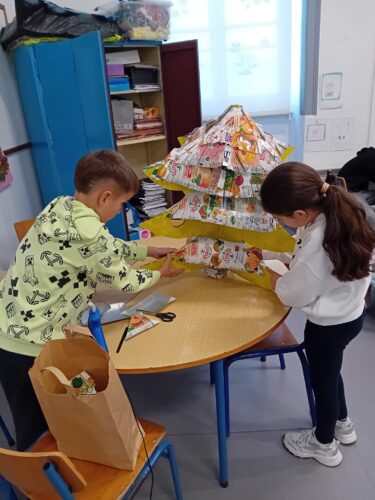 Construção da fase final da Árvore: Colar embalagem recortada na árvore.