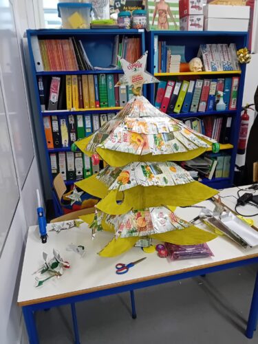 Árvore colocada na entrada da escola, em cima de uma mesa.