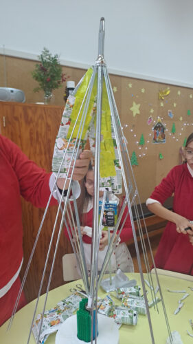 Base da árvore: estrutura metálica de um guarda-chuva em desuso.