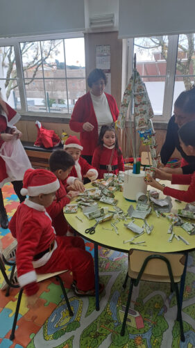 Arranjo e aplicação das embalagens Tetra Pak Compal por alunos, docentes e pessoal não docente.