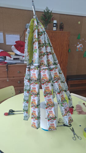 Árvore totalmente composta com as embalagens Tetra Pak Compal.