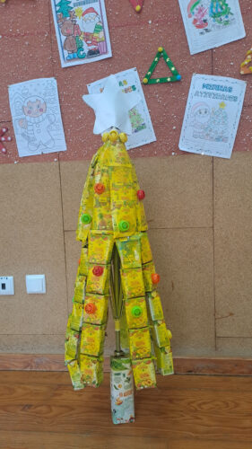 Árvore Amarela no espaço polivalente da escola.