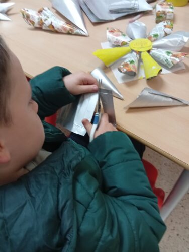 Os alunos marcaram quadrados e recortaram o excesso.