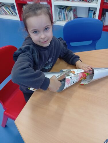 Os alunos enrolaram os quadrados e agrafaram para os fixar.